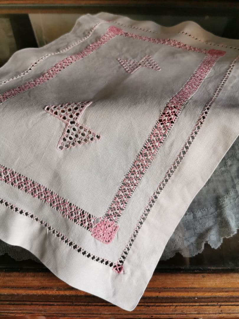 アンティーク イタリア購入 ハーダンガー蝶々刺繍 レアで美しいピンク糸刺繍クロス