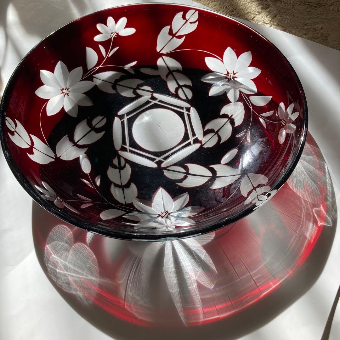 アンティーク赤色切子ガラス花模様