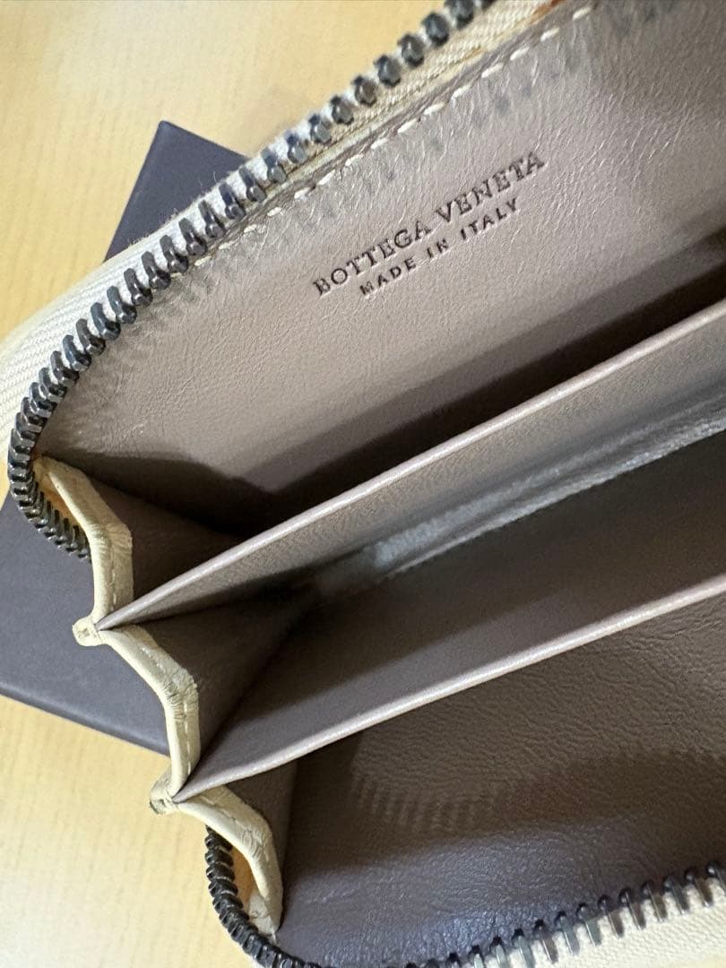 Bottega Venetaボッテガ・ヴェネタケース ベージュ