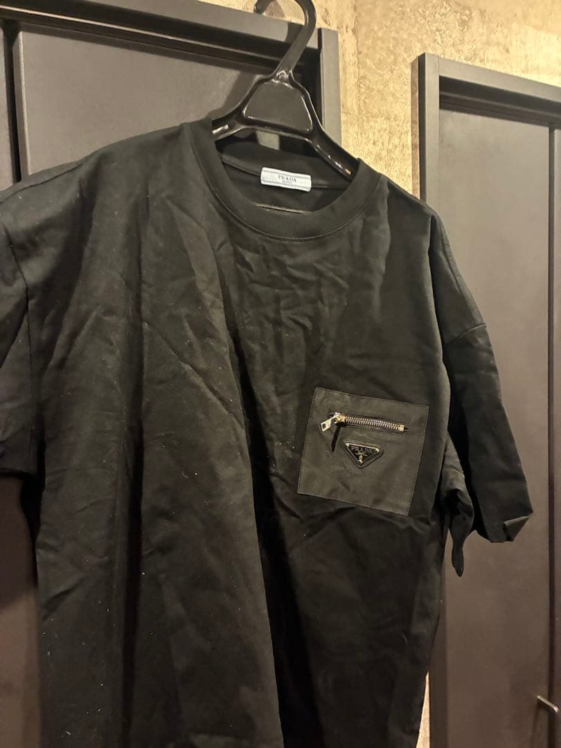 PRADA ブラック Tシャツ ポケット付き(並行輸入)