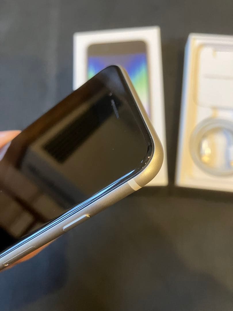 iPhone SE (3世代) ホワイト系SIMフリー美品ケーブル箱付