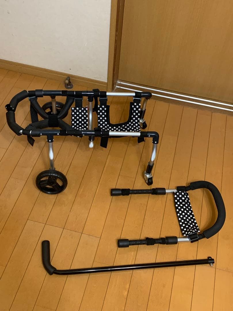 中型犬　4輪　犬用　車いす 歩行器　黒と白の水玉　手押し棒付　お食事　介護補助