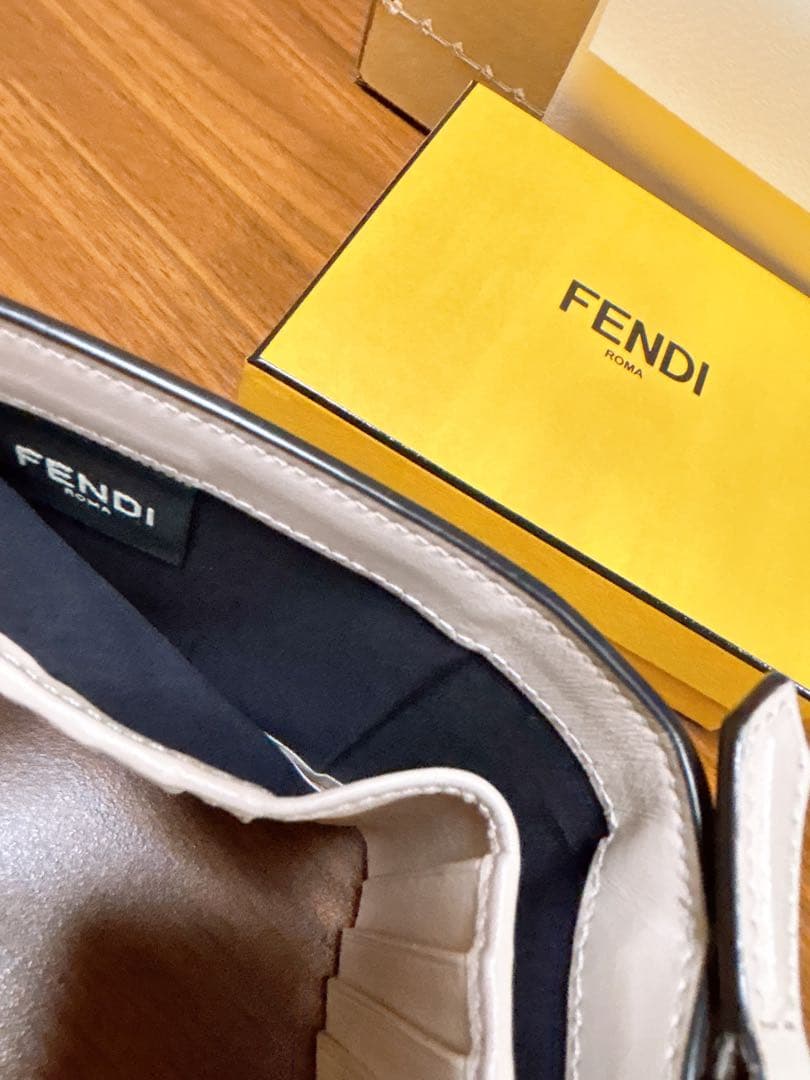 FENDI フェンディ　FFダイヤモンド　ブラウン＆カメリア　レザー 折り財布