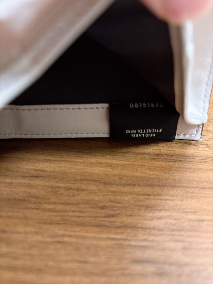 FENDI フェンディ　FFダイヤモンド　ブラウン＆カメリア　レザー 折り財布