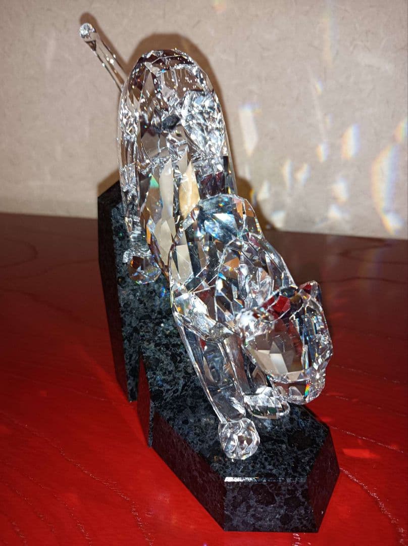 煌めくクリスタルと黒花崗岩のクールなコントラスト★スワロフスキー　フィギュリン