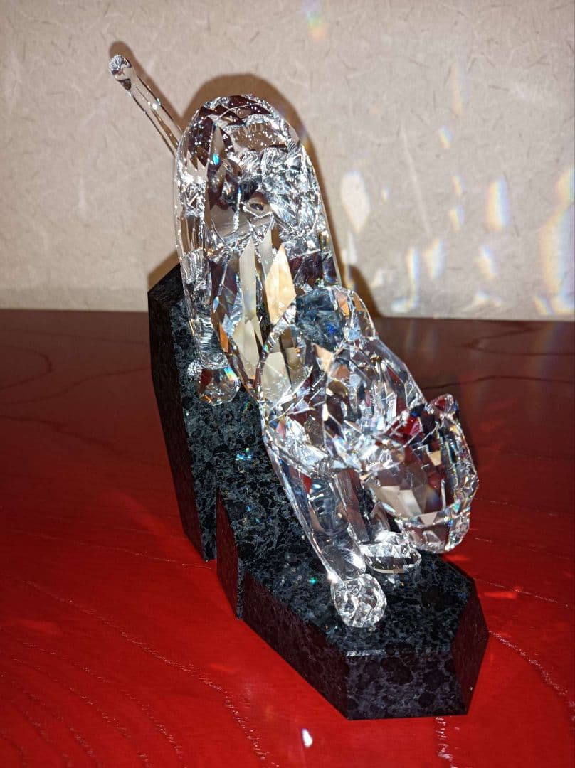 煌めくクリスタルと黒花崗岩のクールなコントラスト★スワロフスキー　フィギュリン