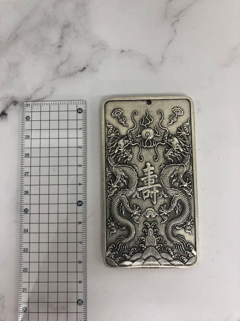 中国 骨董品 ドラゴン彫刻の銀色アート作品 135g 寿 刻印あり 縁起物 守り
