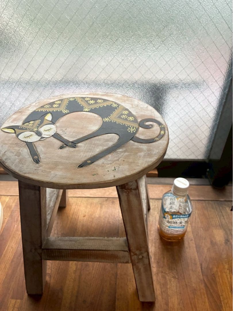 猫デザインの木製スツール