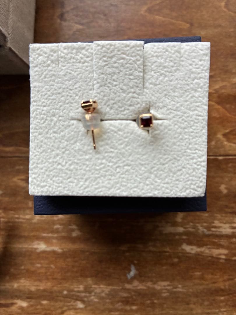 美品　ヴァンドーム青山　ガーネットピアス