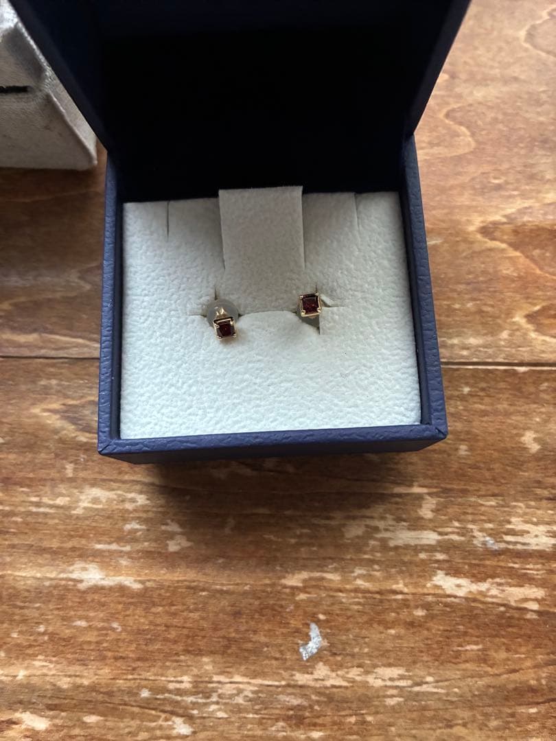 美品　ヴァンドーム青山　ガーネットピアス