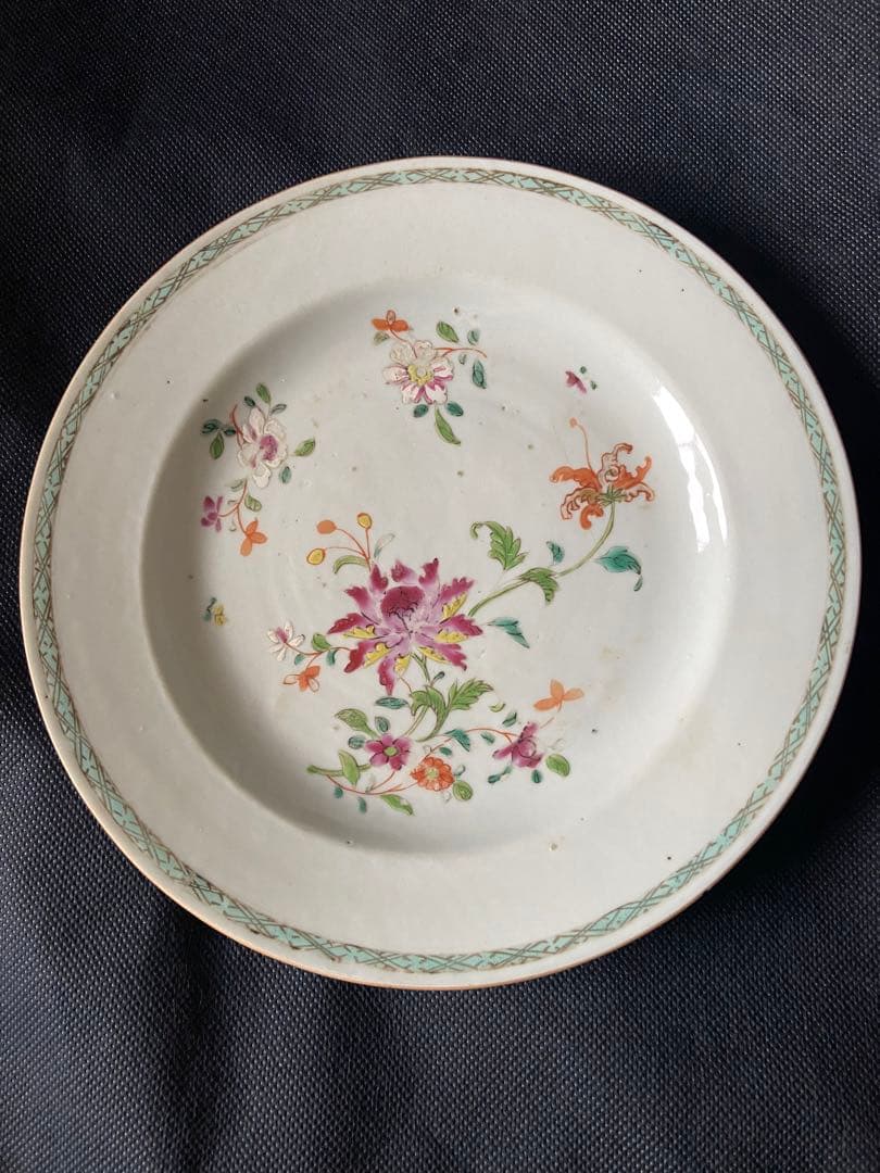 中国古美術品　清の乾隆時代　粉彩草花中皿　本物保証　23cm