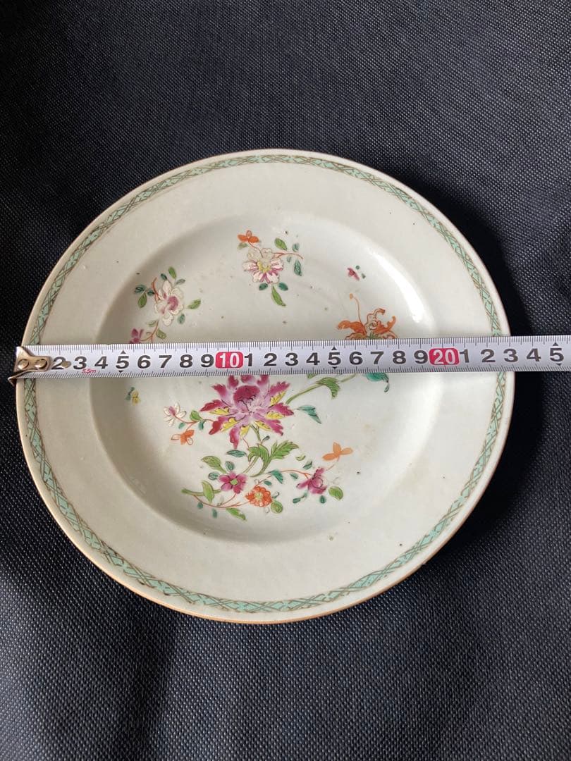 中国古美術品　清の乾隆時代　粉彩草花中皿　本物保証　23cm