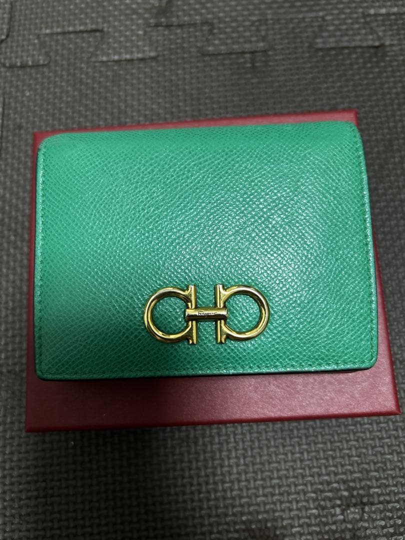 はるSalvatore Ferragamo 二つ折り財布