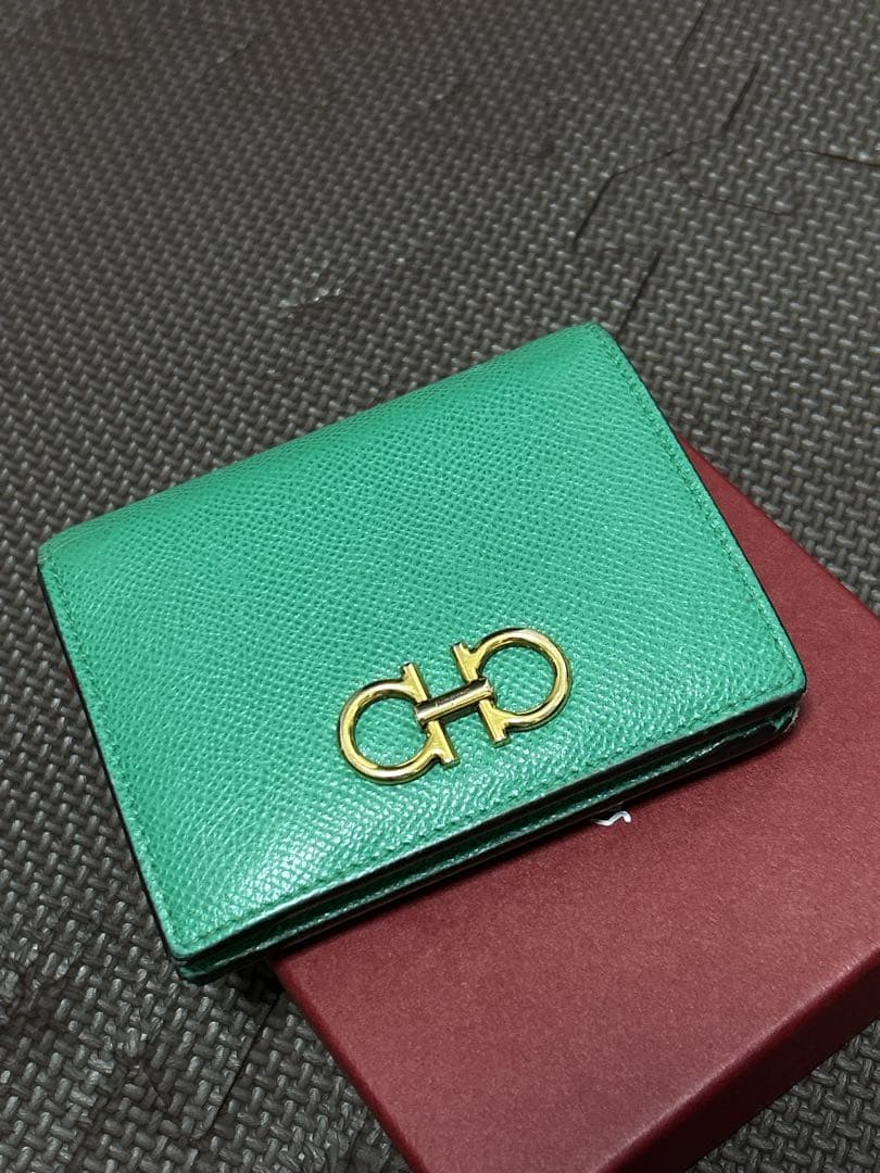 はるSalvatore Ferragamo 二つ折り財布