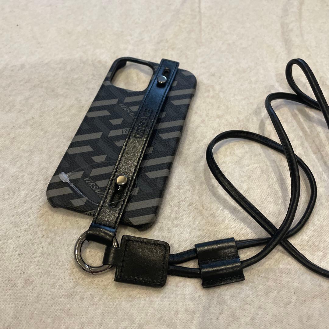 ベルサーチ！幾何学模様 ストラップ付き　iPhone12 ケース