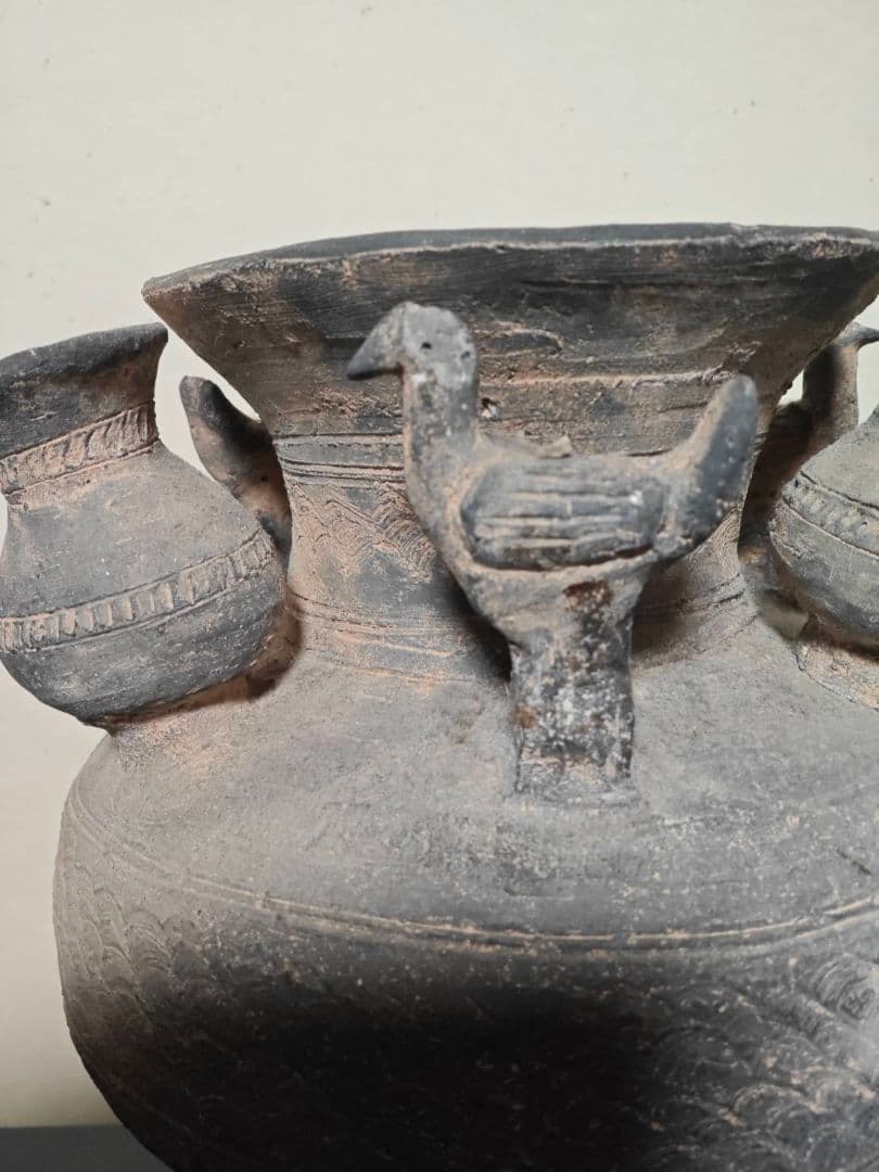 須恵器　装飾付き子持ち台付壺