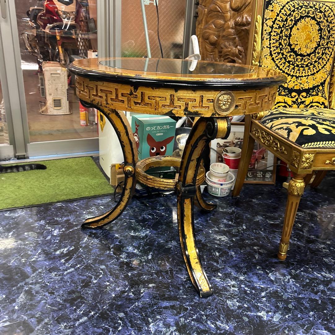 ベルサーチ　クラシックな金色と黒の家具セット