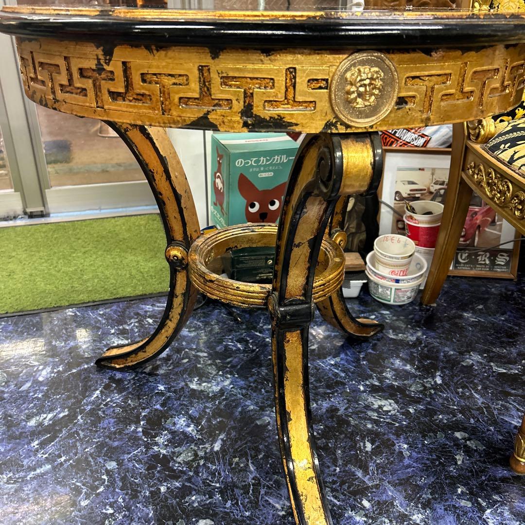 ベルサーチ　クラシックな金色と黒の家具セット