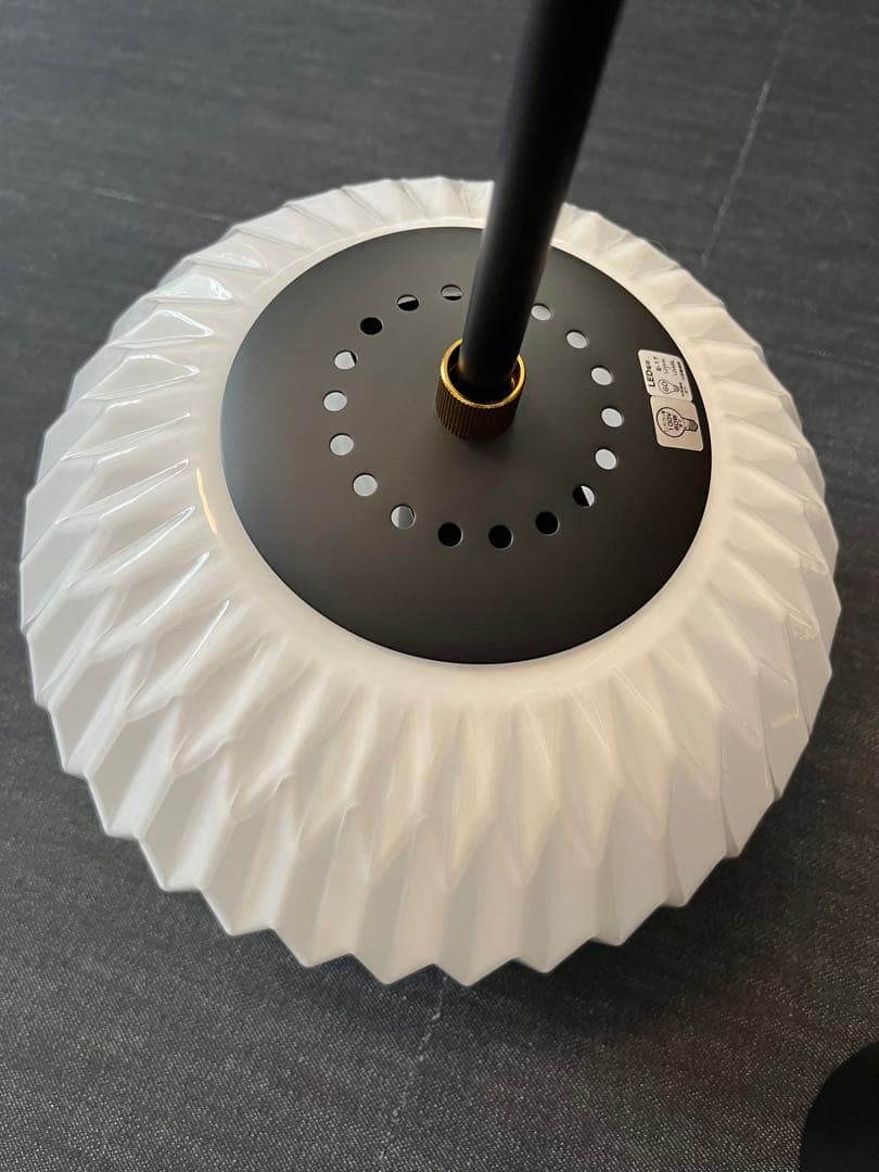 「DAPHNE ダフネ」 陰影を描くシェードがモダンなペンダントライト