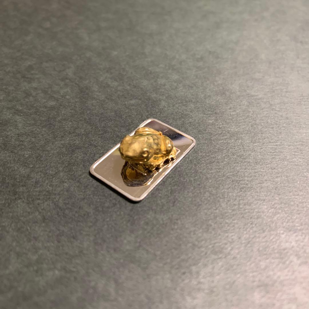 金の蛙 （台座付き） 9g ② 【工芸品】