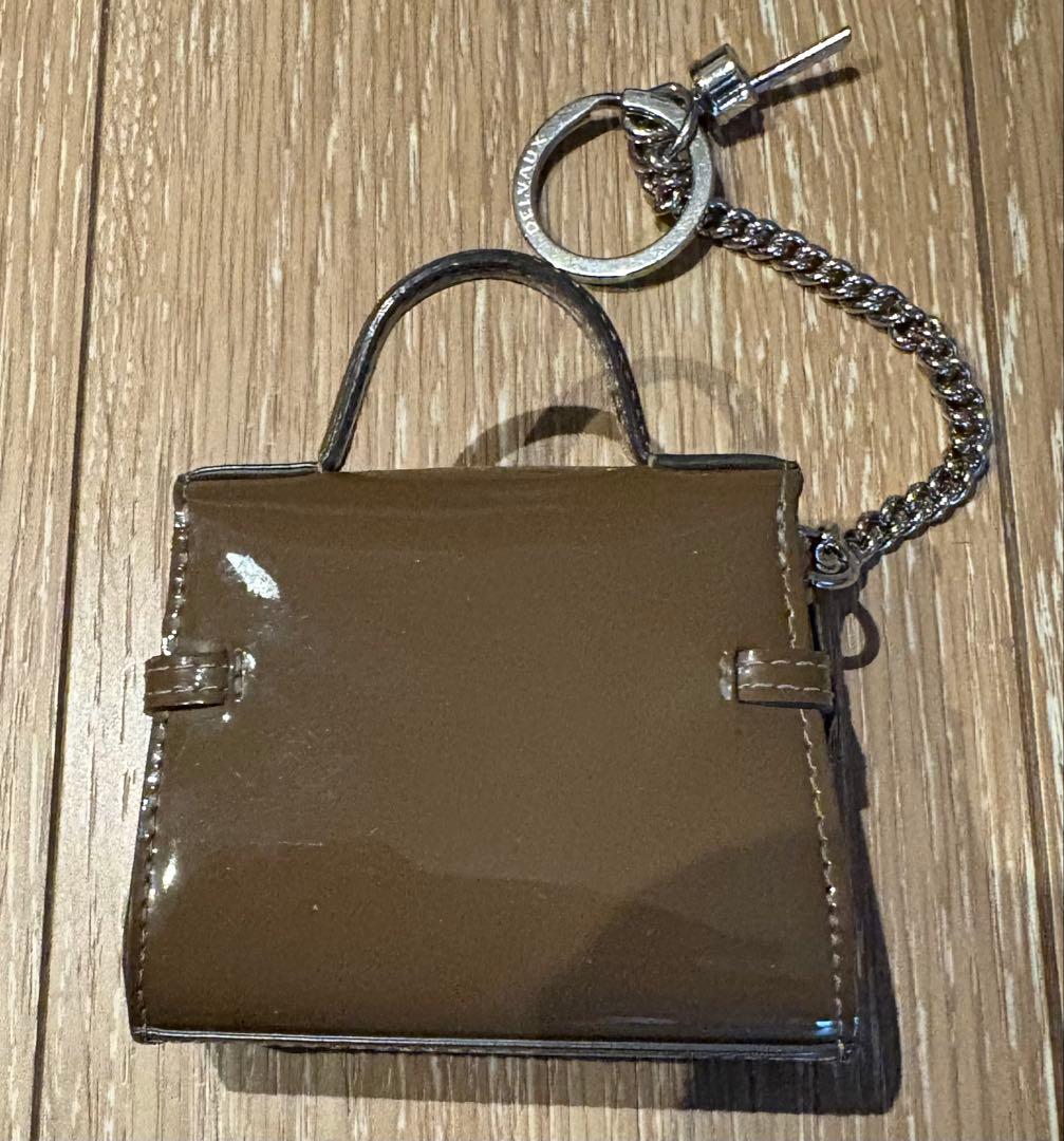 DELVAUX デルヴォー タンペート エナメルレザー エトゥープ チャーム