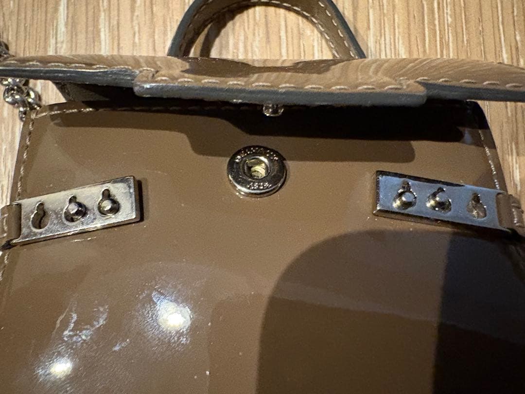 DELVAUX デルヴォー タンペート エナメルレザー エトゥープ チャーム