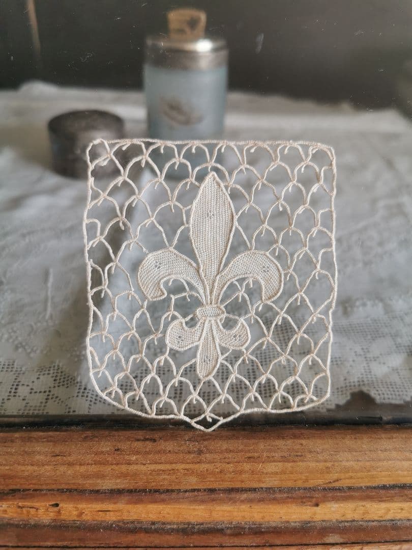 アンティーク ポワンドヴェニス フルール・ド・リス 騎士の百合紋 プチドイリー