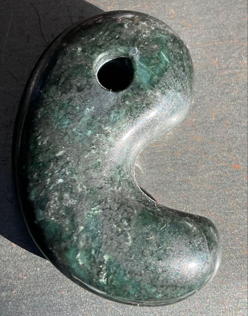 黒緑色　糸魚川翡翠勾玉17g 糸魚川　ヒスイ　ひすい　角閃石　出雲大社