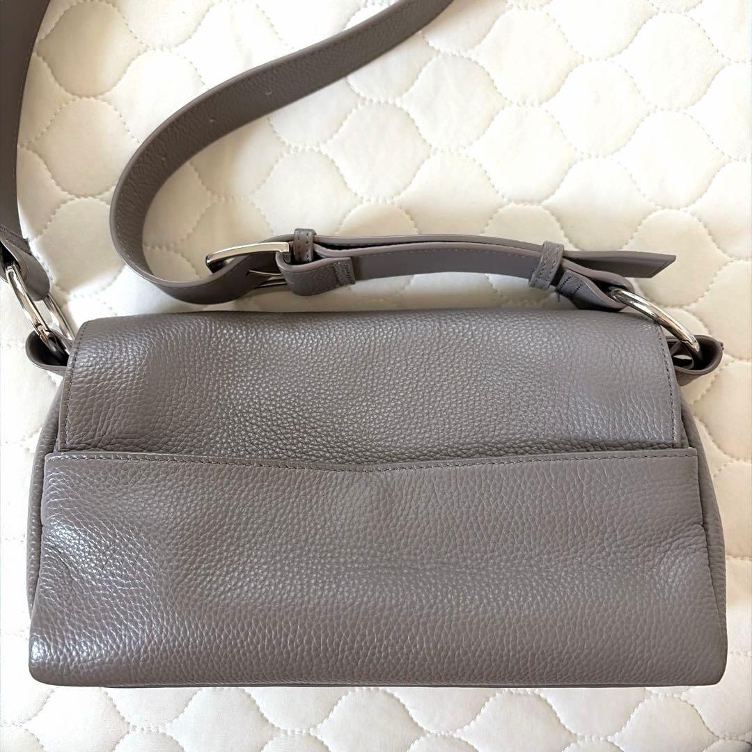 人気商品✴︎BEARDSLEY レザーボディバッグ　トープ　グレージュ