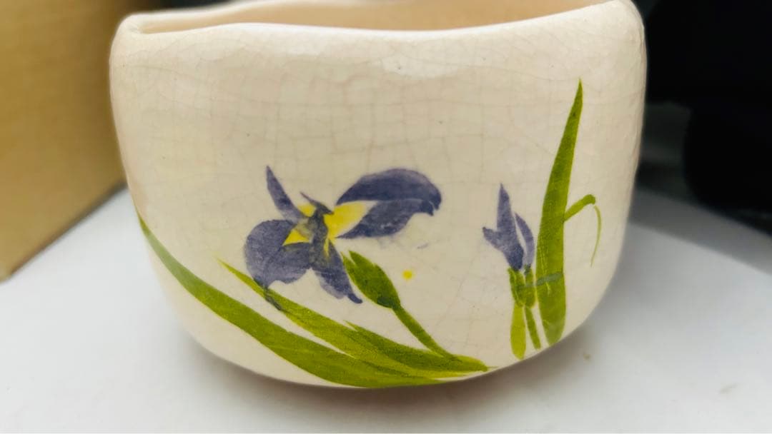 白楽茶碗　菖蒲の絵　茶碗　伊東桂楽作　桐箱　共箱　茶道具