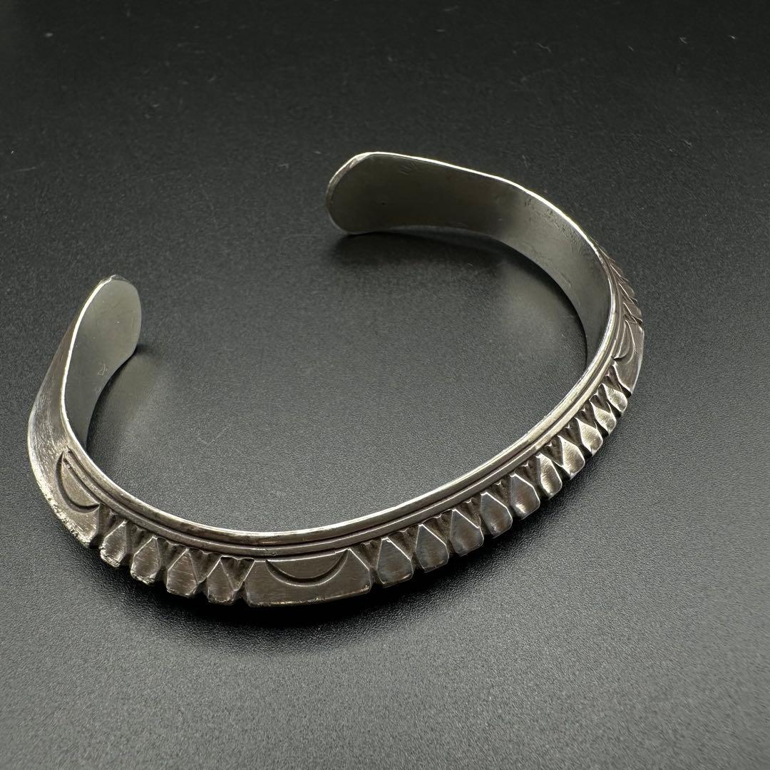 Navajo Wylie Secatero スタンプワーク トライアングバングル