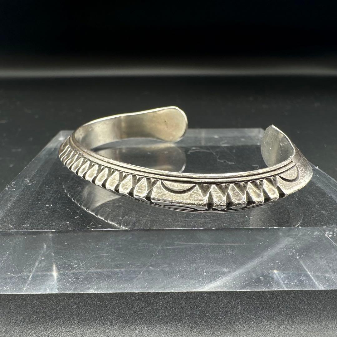 Navajo Wylie Secatero スタンプワーク トライアングバングル