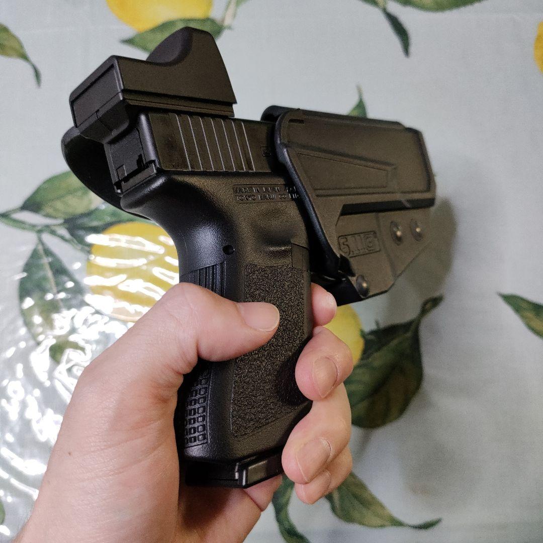 東京マルイGLOCK19ガス、ケース　マガジン3本　ホルスター　ドットサイト付