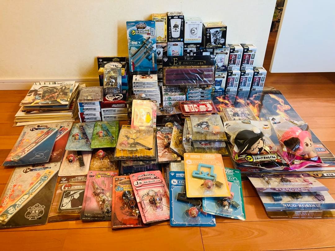 ワンピース　一番くじ　キーホルダー　皿　グラス　色紙　ポスターなど１５８個セット