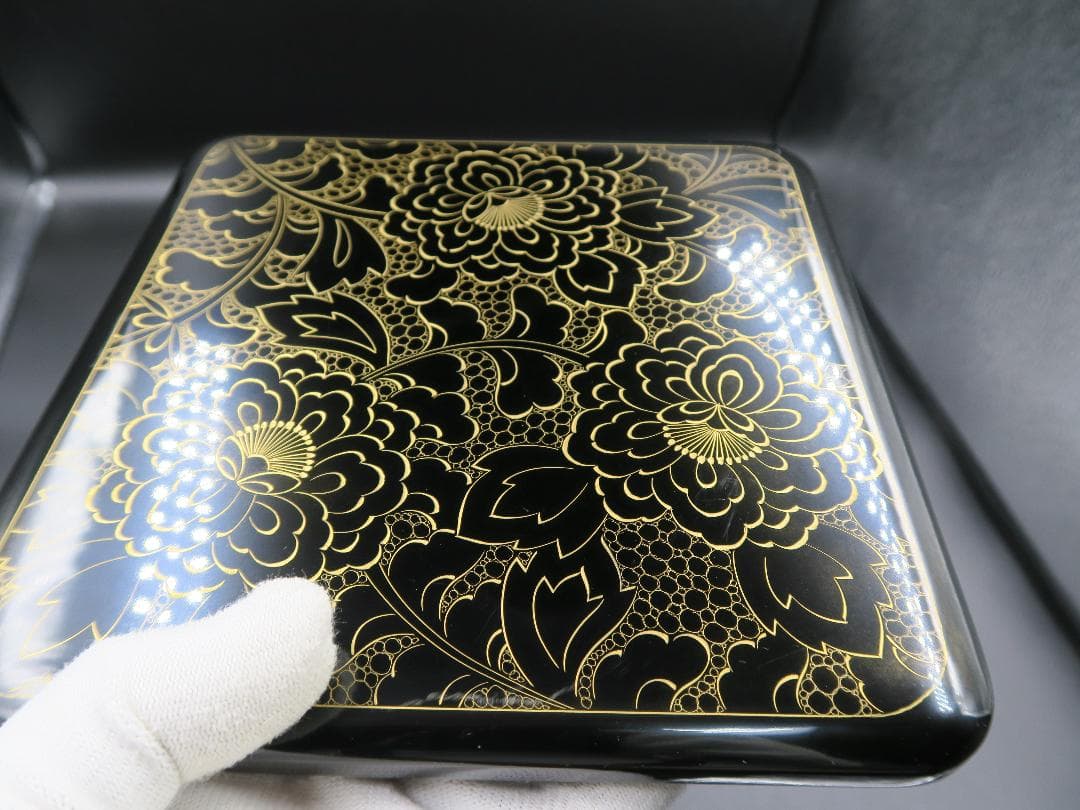 【輪島塗】沈金牡丹彫 三段重箱 六五重 内朱塗 天然木 共箱