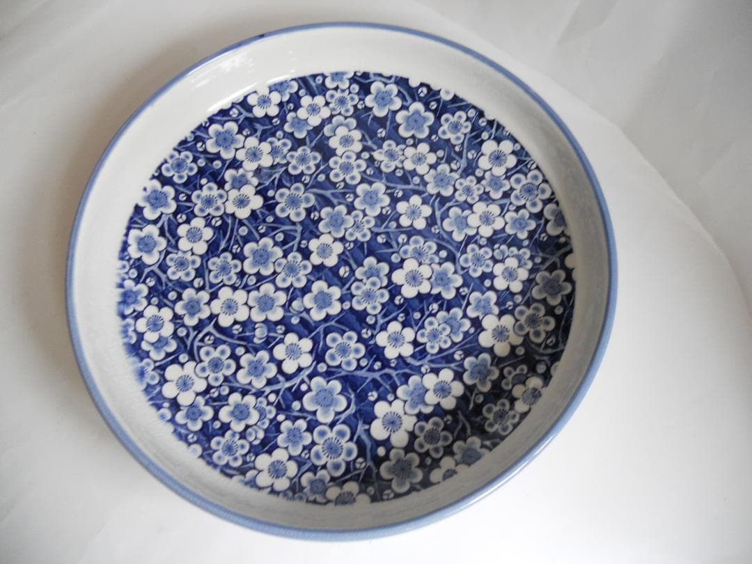 古伊万里 染付 草花文 梅 希少 大皿 です。