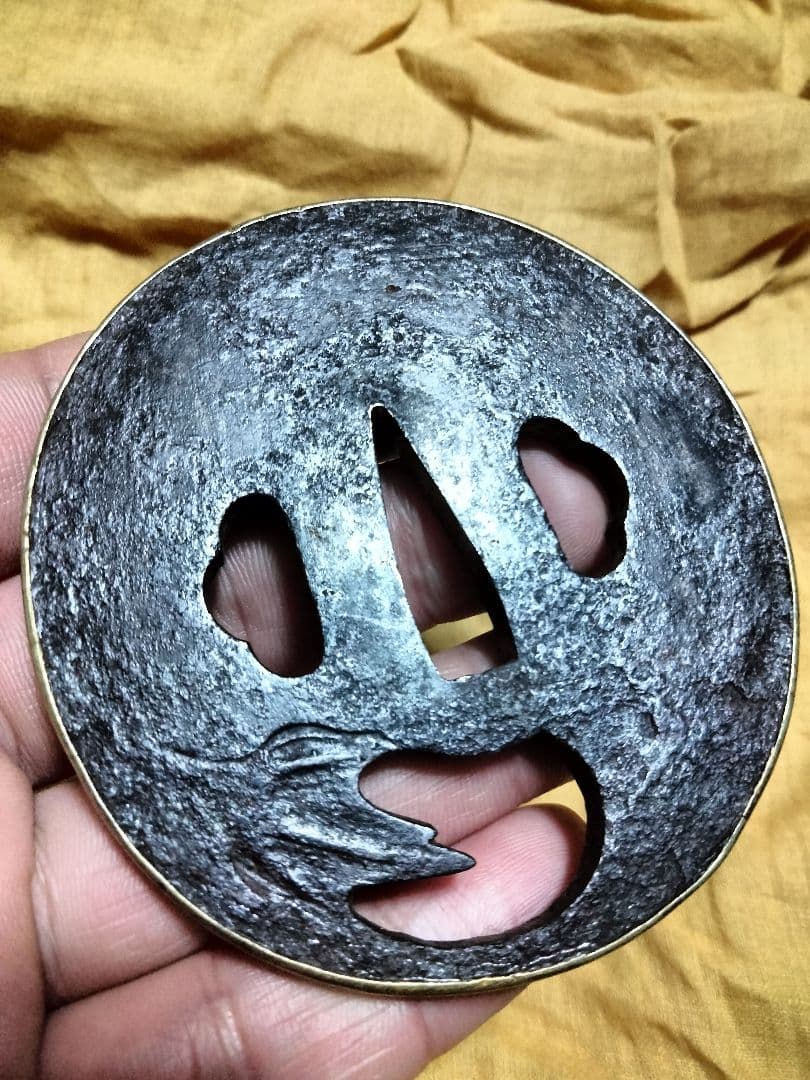 鉄鍔　鐔　(武州住正吉　茄子透かし)　江戸時代　覆輪