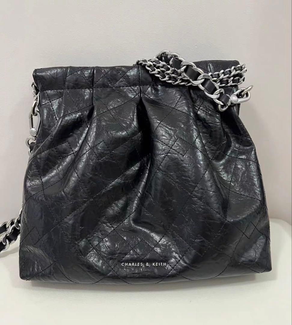 CHARLES & KEITH ブラックショルダーバッグ