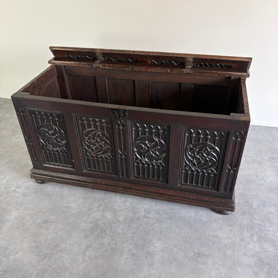 ゴシック様式　リネンフォールド　ブランケットボックス