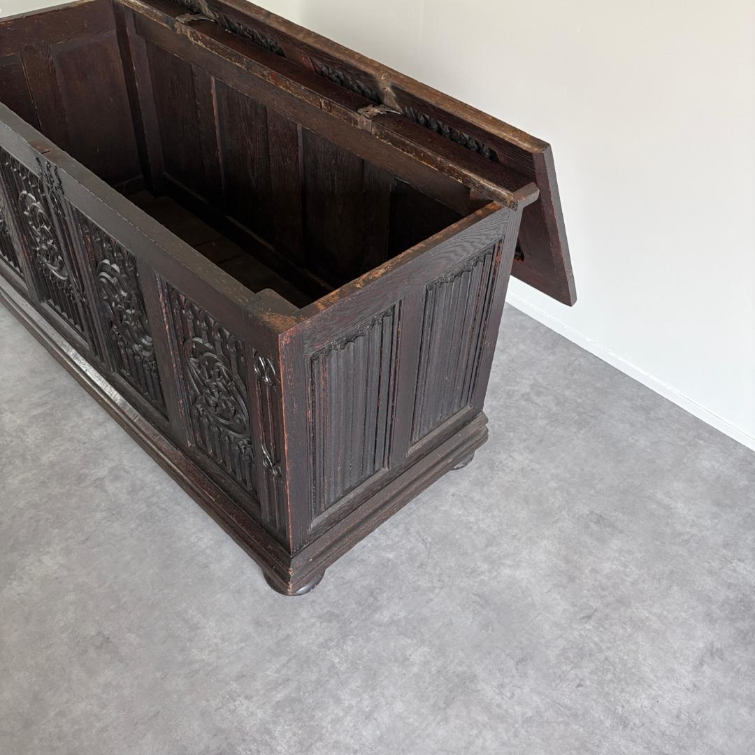 ゴシック様式　リネンフォールド　ブランケットボックス