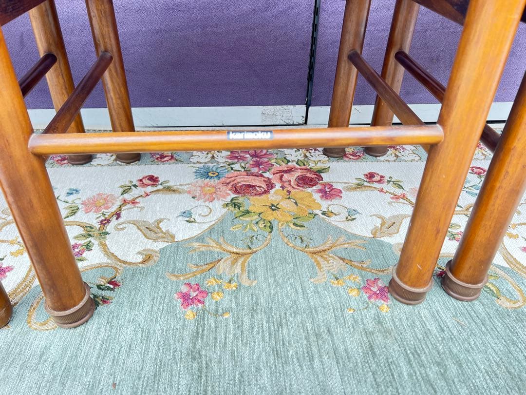 オールドカリモクコロニアルダイニングテーブルと椅子、馬車の彫刻入り