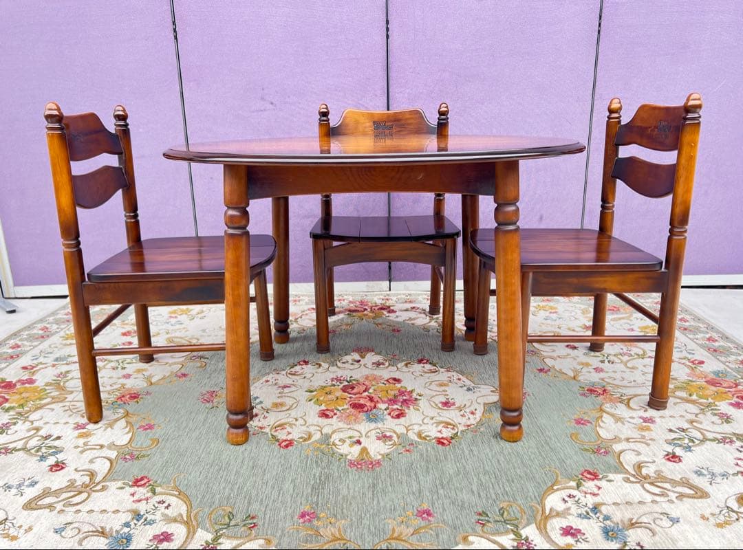 オールドカリモクコロニアルダイニングテーブルと椅子、馬車の彫刻入り