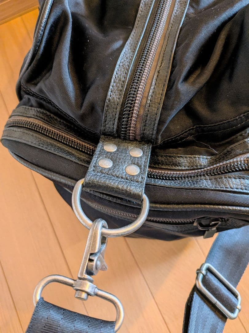 美品 DIESEL スタッズ付きボストンバッグ ブラック 旅行用 手提げ 黒