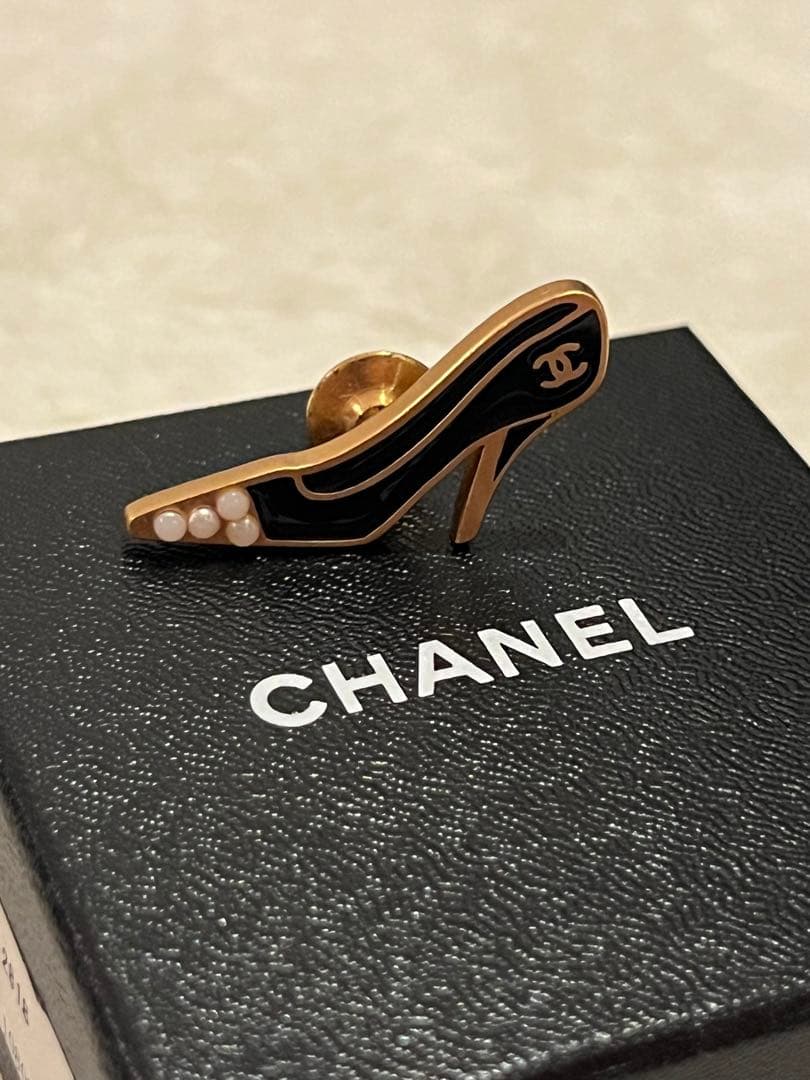 CHANEL シャネル　ハイヒール　ピンブローチ　　ゴールドブラック