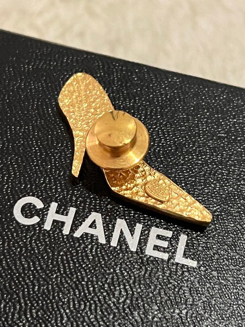 CHANEL シャネル　ハイヒール　ピンブローチ　　ゴールドブラック