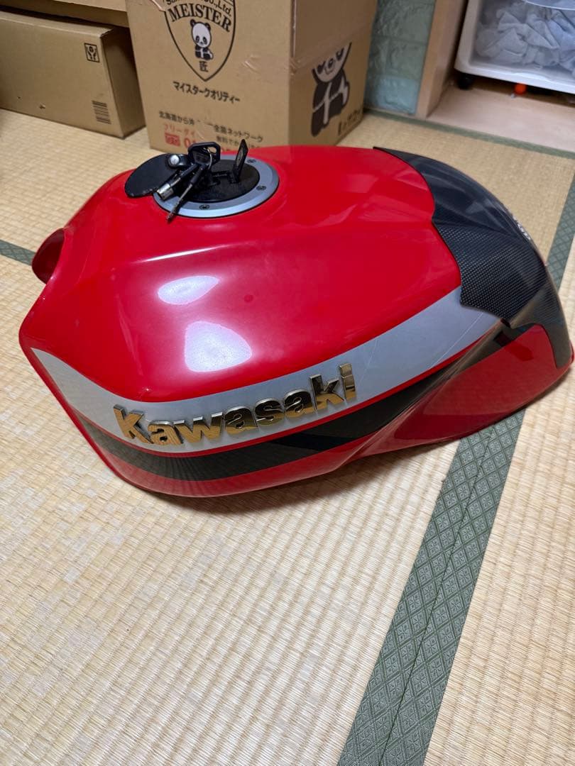 ZRX1200R 純正タンク レッド系　美品　錆なし