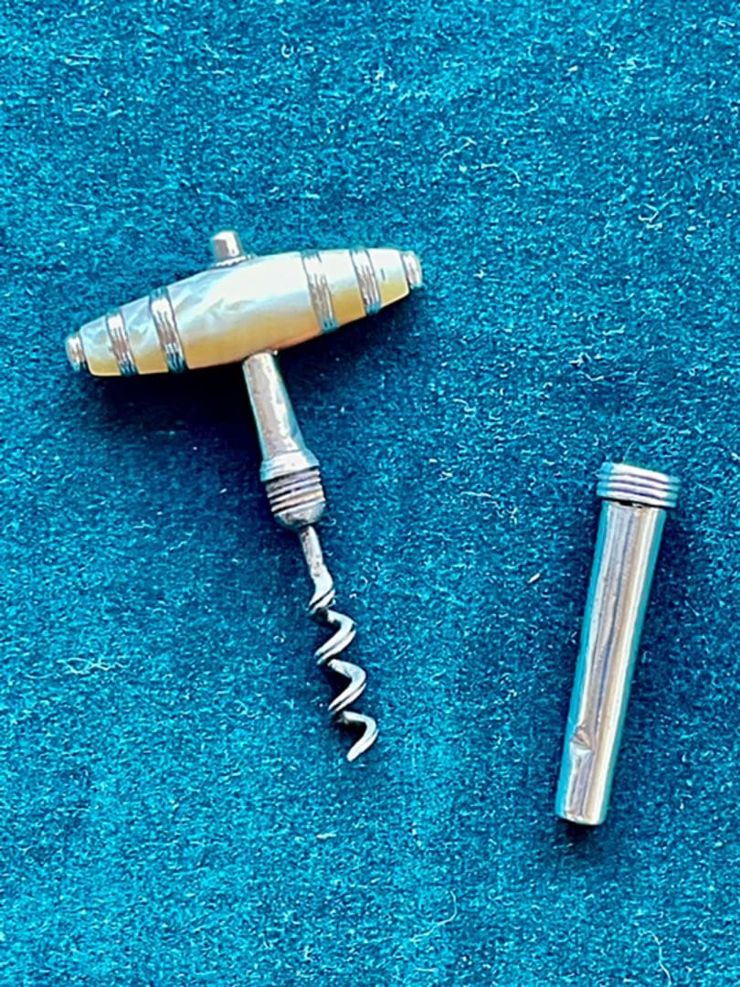 白蝶貝と銀製のコルクスクリュー