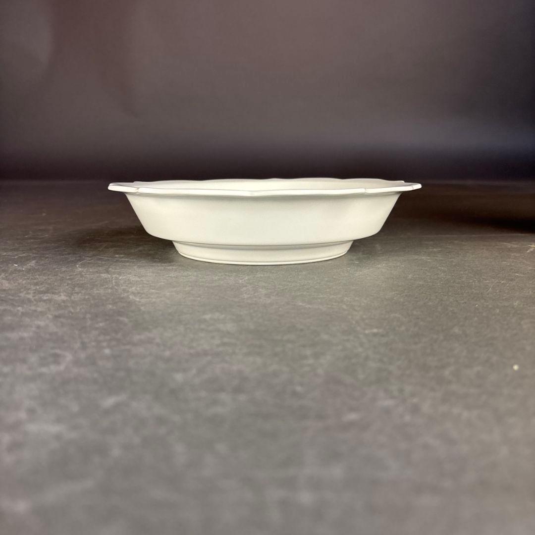 井上萬二　白磁緑釉牡丹彫文　皿　共箱