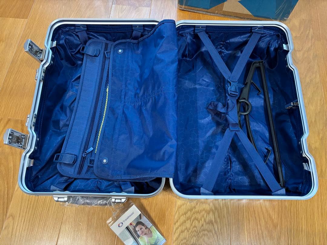 Travelhouse シルバー キャリーケース 中型