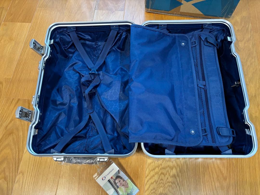 Travelhouse シルバー キャリーケース 中型